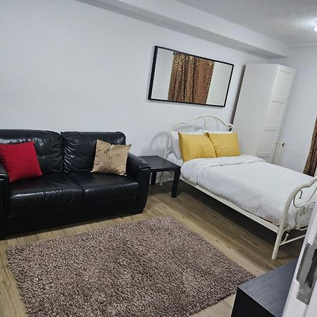 Charming 3-Bedroom Retreat With Modern Comforts South Ockendon Exteriör bild
