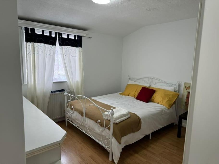 Charming 3-Bedroom Retreat With Modern Comforts South Ockendon Exteriör bild