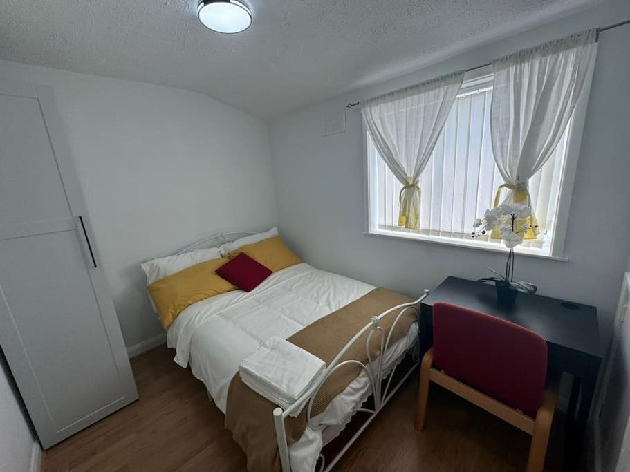 Charming 3-Bedroom Retreat With Modern Comforts South Ockendon Exteriör bild