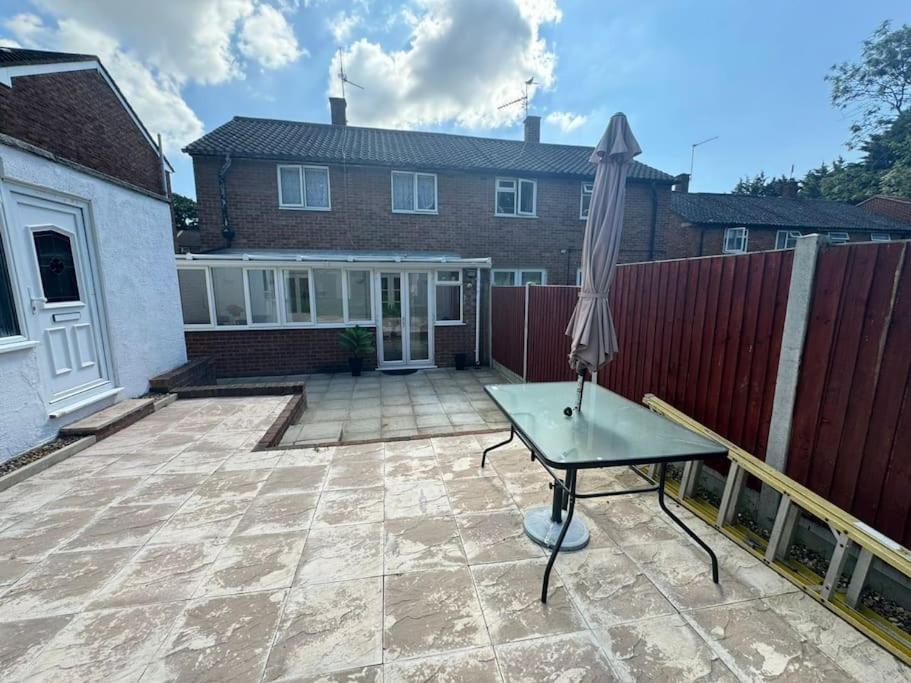 Charming 3-Bedroom Retreat With Modern Comforts South Ockendon Exteriör bild