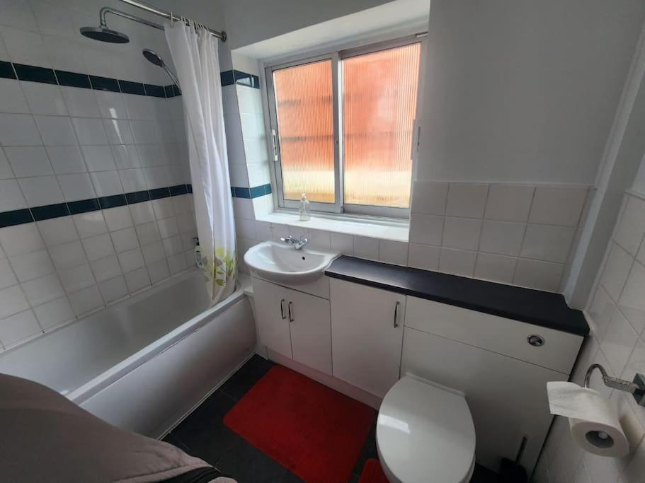 Charming 3-Bedroom Retreat With Modern Comforts South Ockendon Exteriör bild