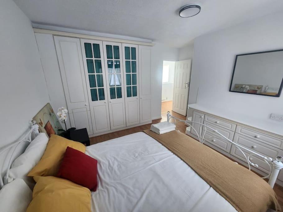 Charming 3-Bedroom Retreat With Modern Comforts South Ockendon Exteriör bild