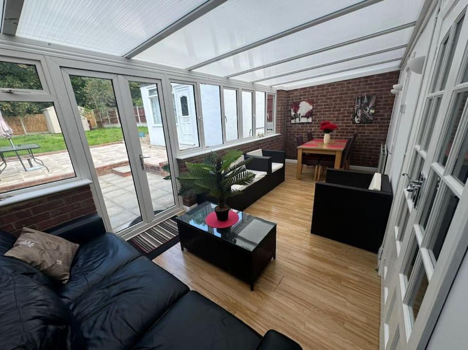 Charming 3-Bedroom Retreat With Modern Comforts South Ockendon Exteriör bild