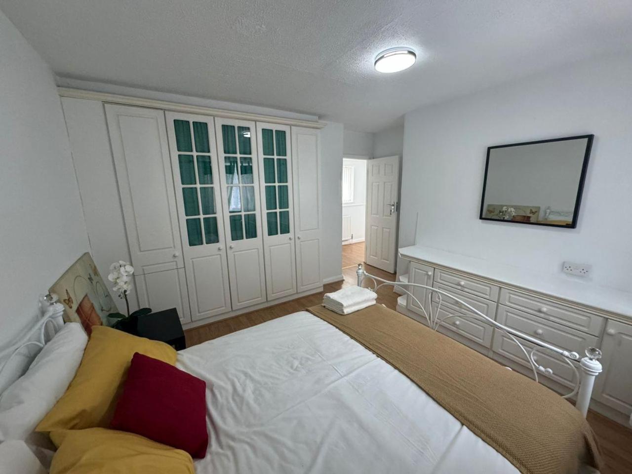 Charming 3-Bedroom Retreat With Modern Comforts South Ockendon Exteriör bild