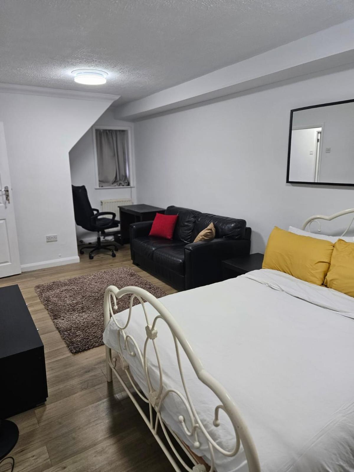 Charming 3-Bedroom Retreat With Modern Comforts South Ockendon Exteriör bild