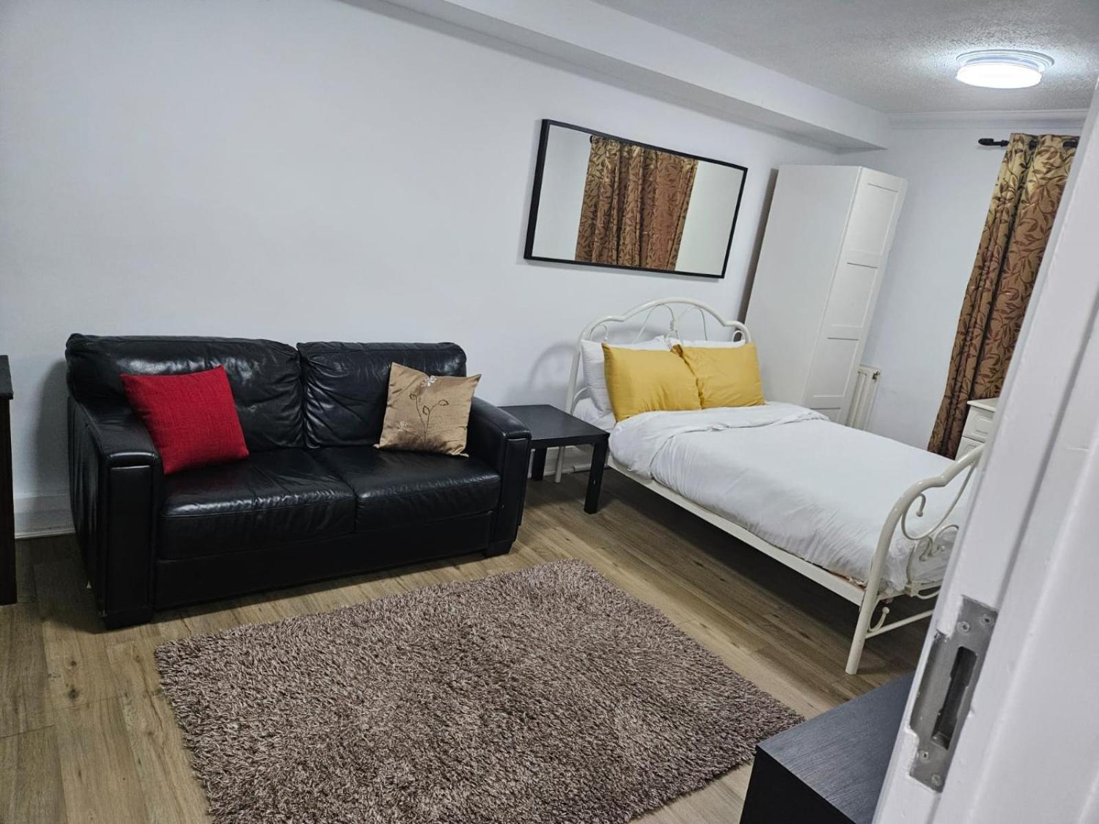 Charming 3-Bedroom Retreat With Modern Comforts South Ockendon Exteriör bild