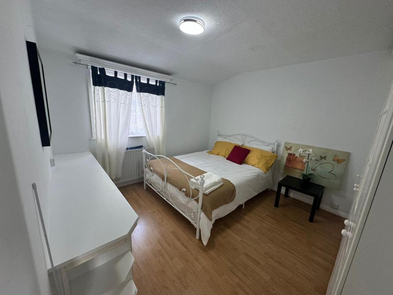 Charming 3-Bedroom Retreat With Modern Comforts South Ockendon Exteriör bild