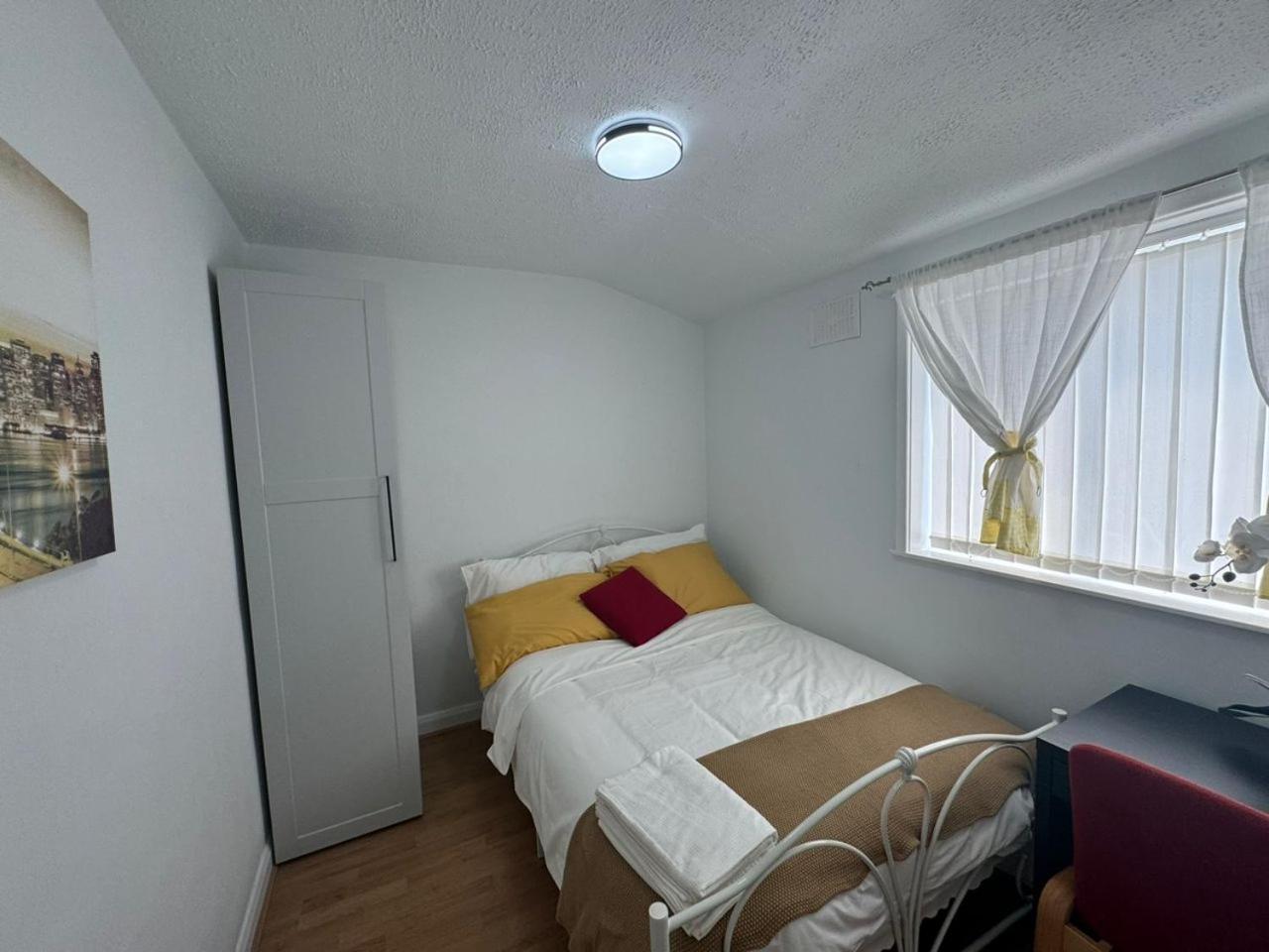 Charming 3-Bedroom Retreat With Modern Comforts South Ockendon Exteriör bild